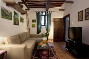 sala de estar con sofá y TV en Gli Angeli, en Sarteano