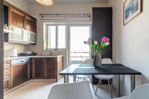 eine Küche mit einem Tisch und einer Blumenvase darauf in der Unterkunft Spacious House With SeaView in Iraklio