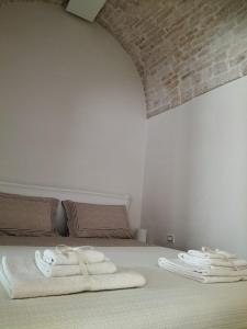 a bedroom with a bed with towels on it at Dimora Ketty in Noci