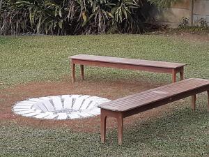 two benches sitting next to a fire place at Sítio Pand'Oro in Atibaia