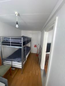 a room with two bunk beds and a ceiling at Hyggelig lejlighed i Hjørring centrum in Hjørring