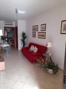 Casa Corallo Muravera Appartamento centralissimo due camere letto cucina e soggiorno nuovo letto matrimoniale e singoli Aria condizionata Parcheggio interno coperto ideale x 2 o 3 moto , Cantina x Biciclette tesisinde bir oturma alanı