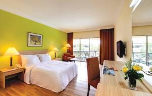 una camera d'albergo con letto e scrivania con tavolo di The Qamar Paka, Terengganu a Paka