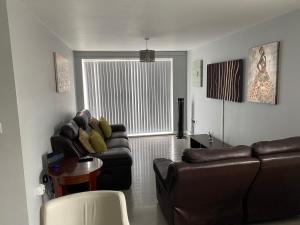 Svetainės erdvė apgyvendinimo įstaigoje Modern 2 bedrooms fully equipped Apartment with garden, Free Parking, Free Wifi