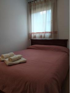En eller flere senge i et værelse på CHECK-IN CASAS Apto Cercedilla
