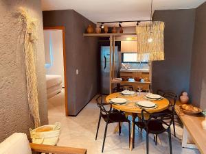 - une salle à manger avec une table et des chaises dans l'établissement Villas Patacho - Milagres Apto 002 Bloco A ( ER Hospedagens ), à Porto de Pedras