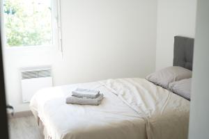 Llit o llits en una habitació de Splendide appartement 3 pièces - Parking et Clim