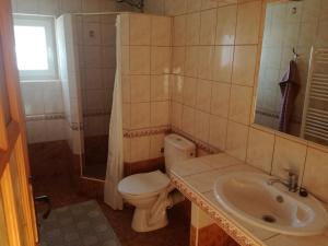 łazienka z toaletą i umywalką w obiekcie Apartment Majerčák w Zuberzcu