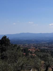 uitzicht op een stad vanaf de top van een heuvel bij Agrifarm La Corte Apartment in Villa Bensi
