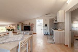A kitchen or kitchenette at Tramontana