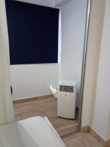 Zimmer mit Fenster und Klimaanlage in der Unterkunft ApartBeach Candelaria in Candelaria