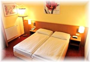 Postel nebo postele na pokoji v ubytování Parkhotel Neubauer + 22 fotografií