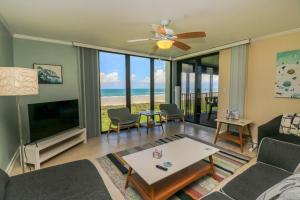 Una sala de estar con vista al mar. en Sand Dollar Two 202, en St. Augustine