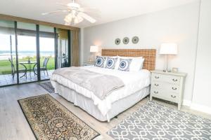 Un dormitorio con una cama y vista al mar. en Sand Dollar 3-106, en St. Augustine
