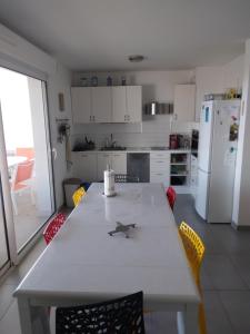 Kuchyňa alebo kuchynka v ubytovaní Appartement F3 en bordure de l étang de thau