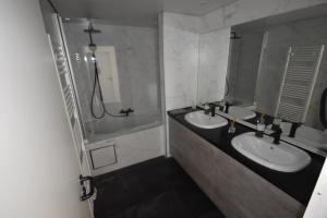 a bathroom with two sinks and a shower at DURBUY-COSY APPARTEMENT in Durbuy