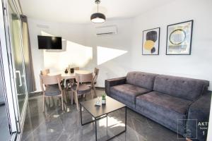 een woonkamer met een bank en een tafel bij AKTI Homes Matala in Matala