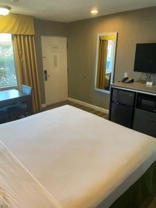 מיטה או מיטות בחדר ב-Hotel Palmeras Chula Vista