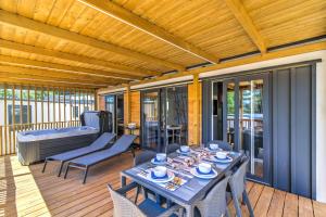 Reštaurácia alebo iné gastronomické zariadenie v ubytovaní MOBILE HOMES SELCE - ALPE JADRAN MOBIL - 631