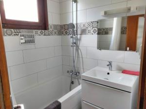 Koupelna v ubytování Le clair logis + 11 fotografií