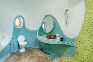 Koupelna v ubytování SaffronStays AsanjA Dragonfly, Murbad - hobbit inspired earth-shelter home with plunge pool