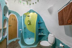 Koupelna v ubytování SaffronStays AsanjA Dragonfly, Murbad - hobbit inspired earth-shelter home with plunge pool