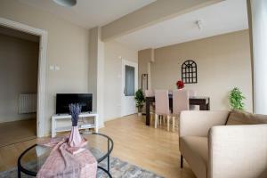 TV a/nebo společenská místnost v ubytování Spacious 2 Bedroom with Panoramic Bosphorus view