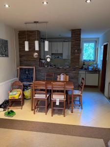 A kitchen or kitchenette at Balatonakarattya Magaspart