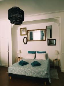 Katil atau katil-katil dalam bilik di Le 9 de Cour, Chambre Caouette