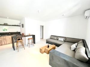 un soggiorno con un divano e un tavolo di Ananke with Shared Pool a Mykonos Città