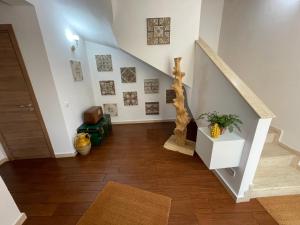 un couloir avec un escalier orné d'œuvres d'art sur les murs. dans l'établissement Grazia Vecchia 38, à Marsala