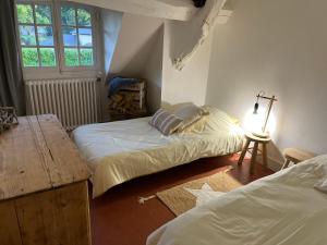 Giường trong phòng chung tại Grande chaumière, 5 chambres, 14 personnes proche des plages