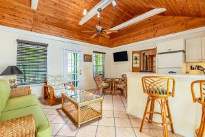ein Wohnzimmer mit einem Sofa und einem Tisch in der Unterkunft Key Lime Calypso in Key West