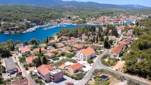 una vista aérea de una pequeña ciudad junto a un lago en Apartments PauloNina en Vrboska