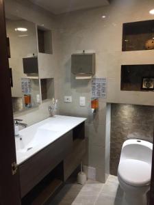 a bathroom with a white sink and a toilet at Apartamento en El Rodadero - El Morro in Santa Marta +19 photos