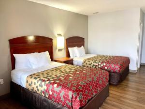 um quarto de hotel com duas camas em Red Carpet Inn Philadelphia Airport em Lester