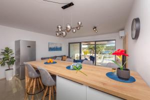 a kitchen and dining room with a table and chairs at Resort Banjole - apartman Indigo in Banjole