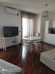 sala de estar con mesa y TV en Il Molino Apartment, en Pescara