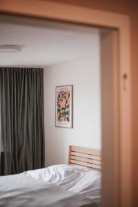 a bedroom with a bed and a window at Altes Töpferhaus in Husum