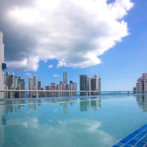widok na panoramę miasta z basenu w obiekcie Apartamento Vacacional con Piscina para Parejas en Panamá 