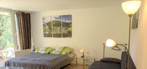 1 dormitorio con cama, mesa y ventana en WiLDBADFERiEN punkt DE, en Bad Wildbad