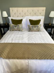a large bed with white sheets and pillows at Beinn Mhor Lodge in Inverness