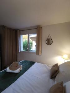 una camera da letto con un letto grande con una finestra di Maison L'Inattendu avec spa & piscine privatifs a Moussan Altre 44 foto