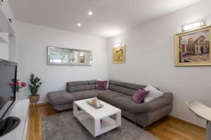 Televízia a/alebo spoločenská miestnosť v ubytovaní Lux apartment Ema