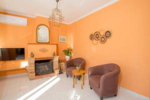 A seating area at New  2 bedroom/ 2 bath ap.Nidri, Familia