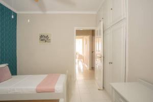 A bed or beds in a room at New  2 bedroom/ 2 bath ap.Nidri, Familia