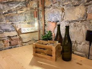 - deux bouteilles de vin assises sur une table en bois dans l'établissement Rock & Wood - Apartment & Room, à La Spezia