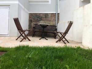 2 sillas y una mesa en el patio en La casita de El Montán Alta, en Avilés