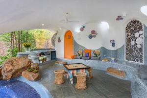 Гостиная зона в SaffronStays AsanjA Titaly - 2BR earth-sheltered pool villa with rooftop garden, Hobbit charm & Sahyadri hill views near Mumbai