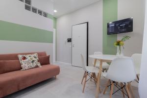 uma sala de estar com um sofá e uma mesa em Appartamenti Natura e Terra Marmore em Terni